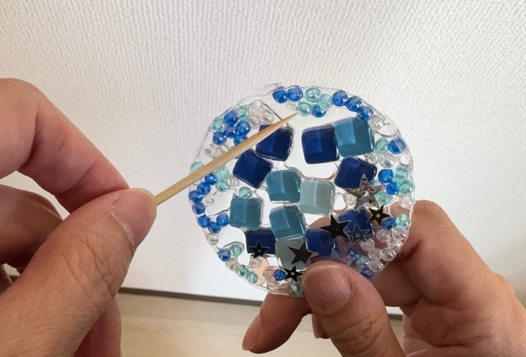 オーナメントに竹串を刺す様子