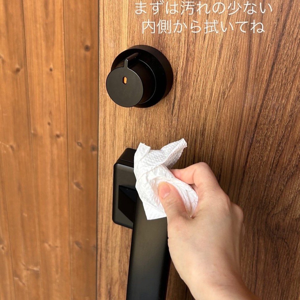 キッチンペーパーに「アルカリ電解水」を吹きかけて内側のドアノブから拭く
