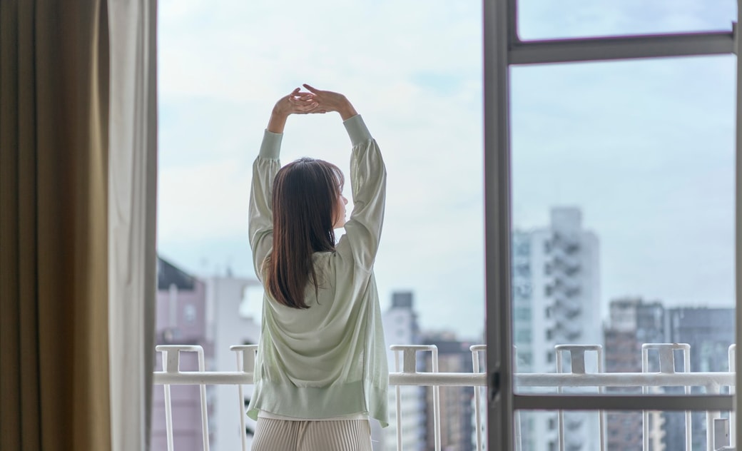 ストレッチする女性