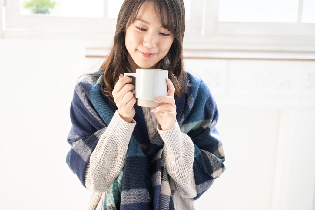 コーヒーを飲む女性