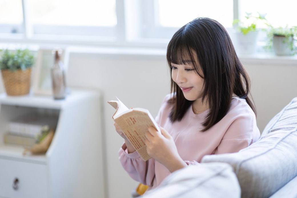 本を読む女性
