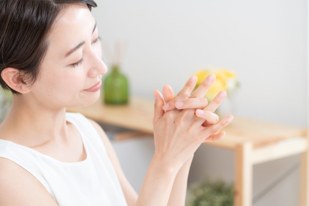 ハンドクリームを塗る女性