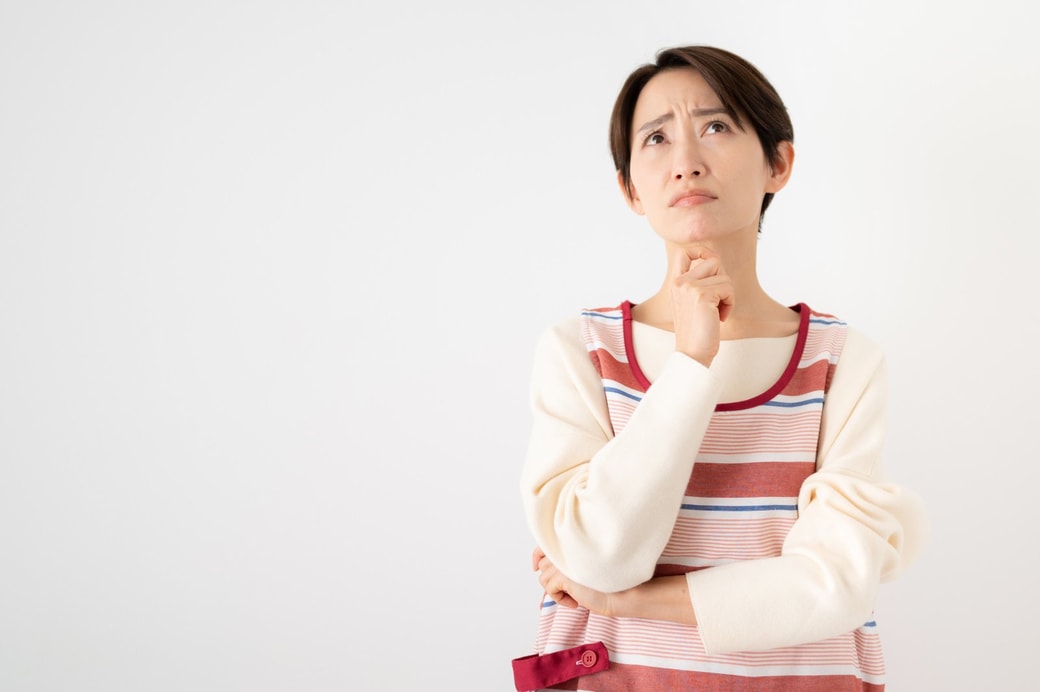 悩む親