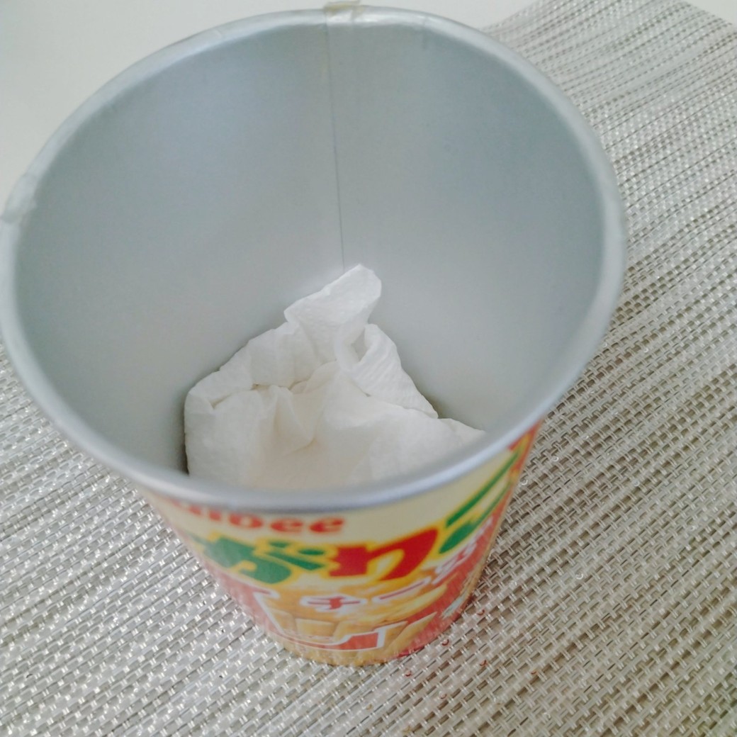 キッチンペーパーを入れたじゃがりこの容器