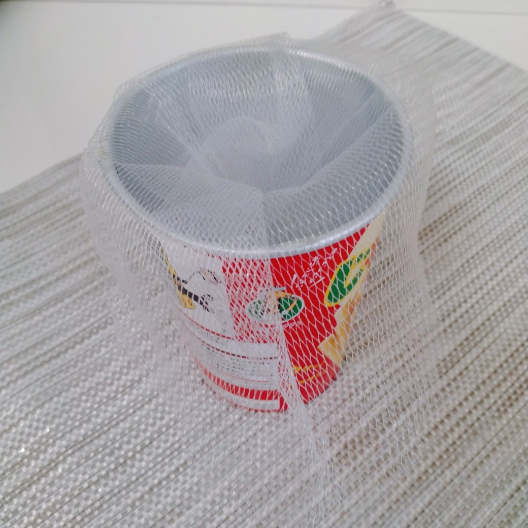 水切りネットを入れたじゃがりこの容器