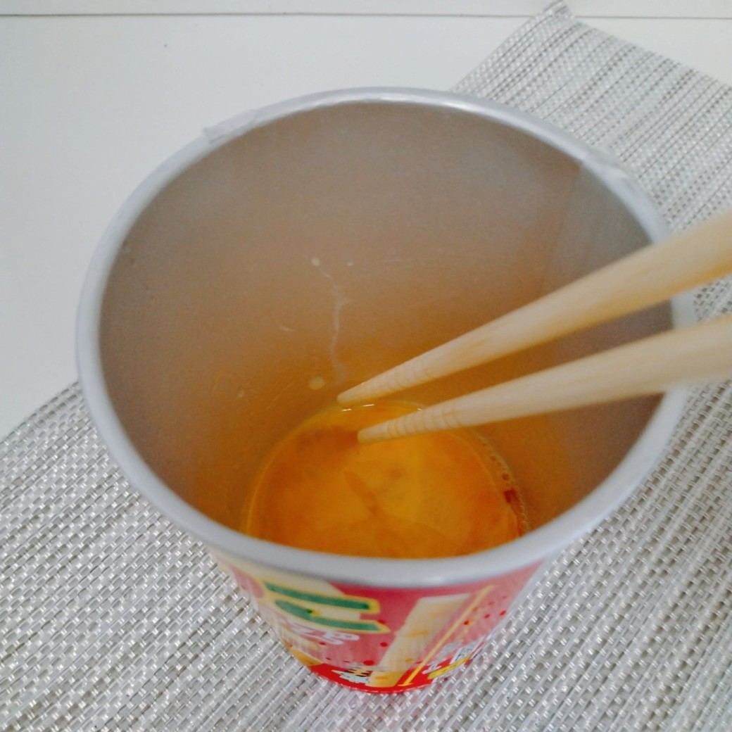 じゃがりこの空き容器で卵を溶く人
