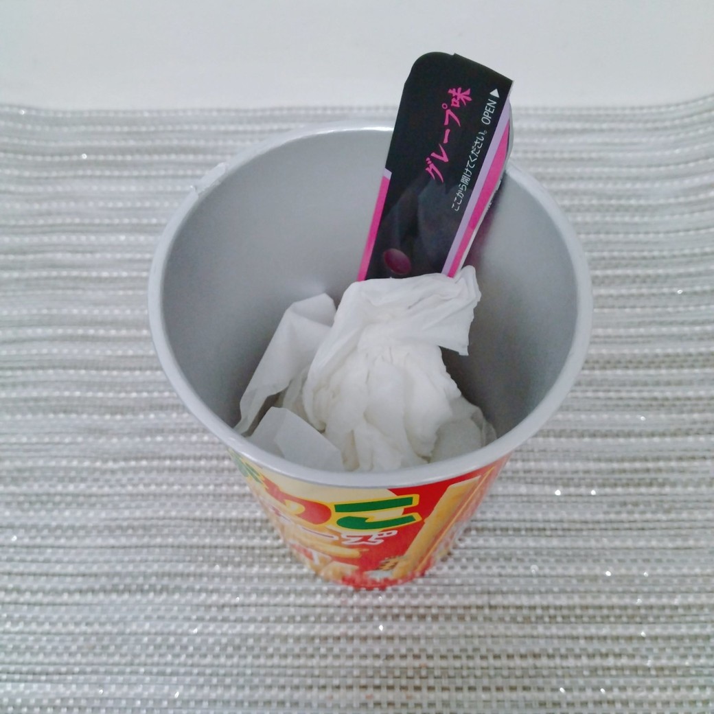 ゴミを入れたじゃがりこの容器