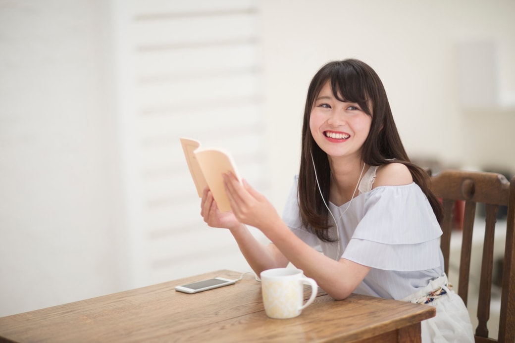 カフェで本を読む女性