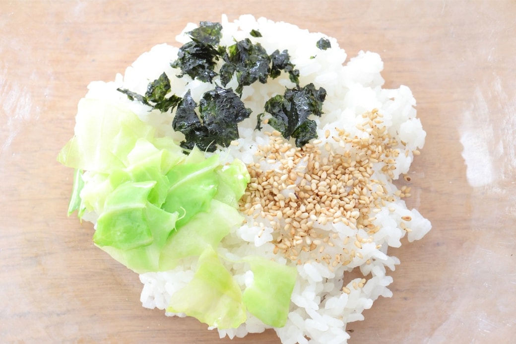 「韓国海苔とキャベツのおにぎり」