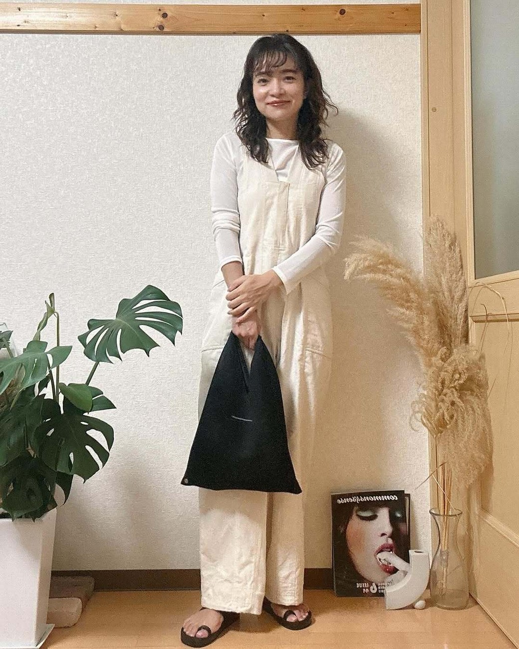 黒の小物使いでコーデを引き締めて、足元で抜け感を演出。