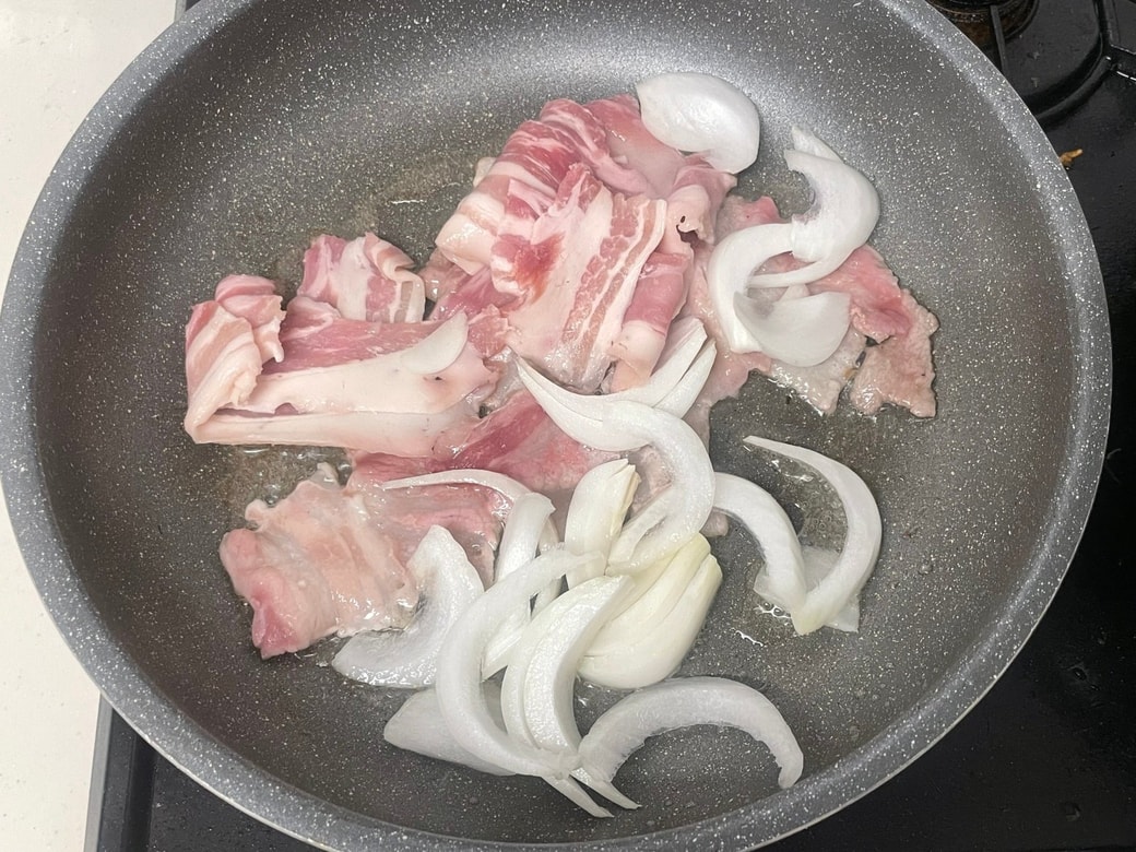 豚バラ肉と新玉ねぎのピリ辛炒め