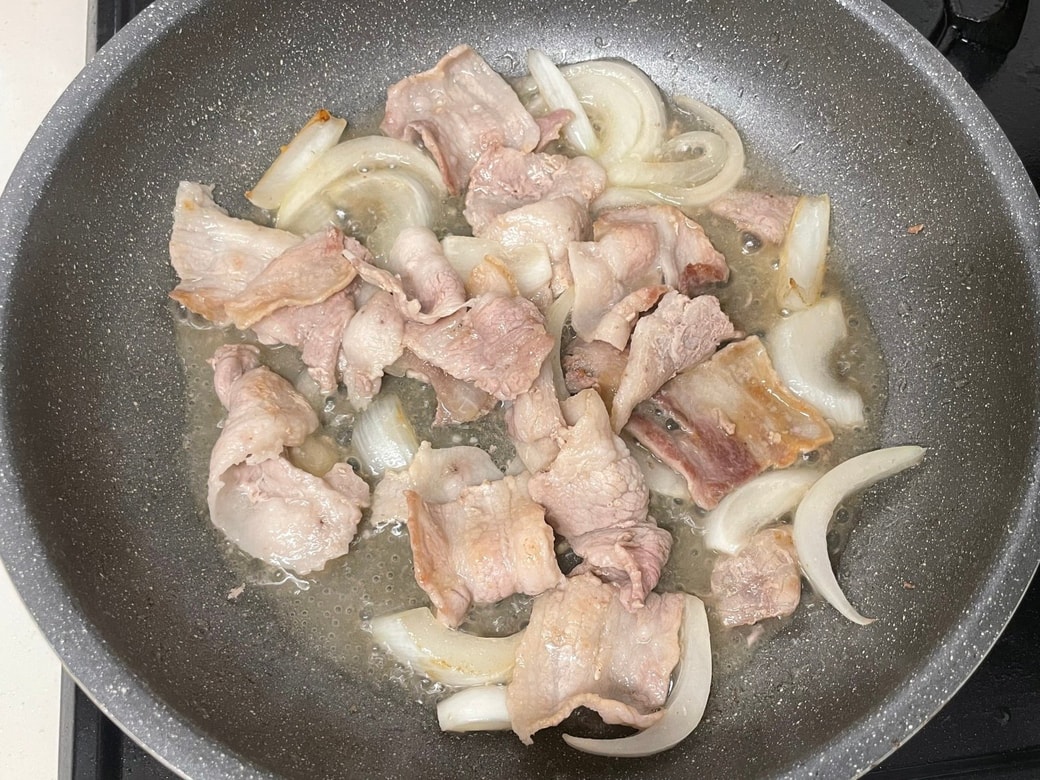 豚バラ肉と新玉ねぎのピリ辛炒め
