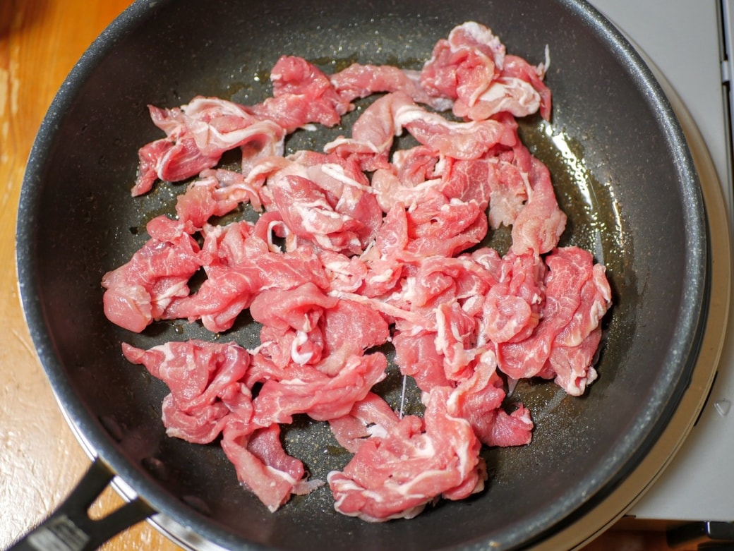 豚肉をフライパンにおく