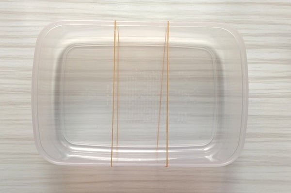 ケースを輪ゴムに取り付ける