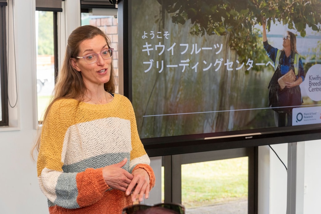説明をするリズさん