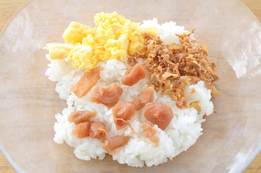 「梅と卵とフライドオニオンのおにぎり」