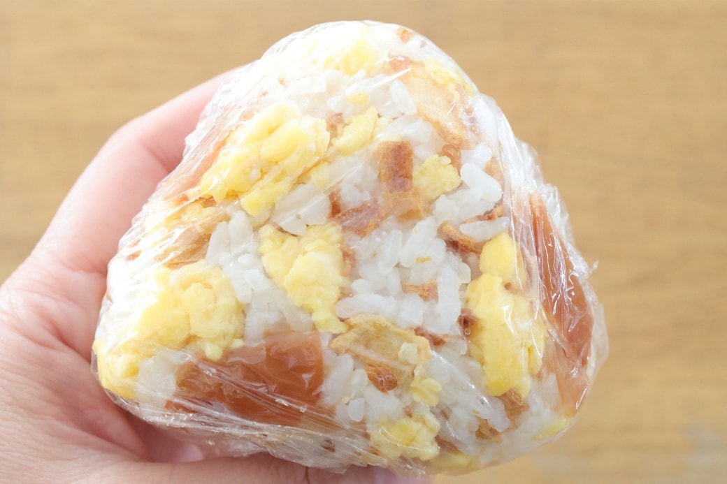 「梅と卵とフライドオニオンのおにぎり」