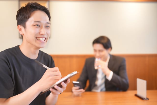 アルバイトをする大学生