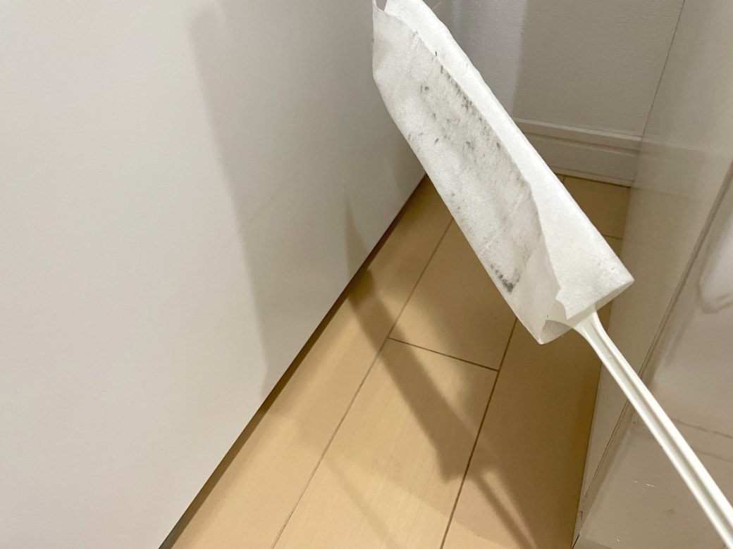 冷蔵庫の下のすき間掃除に