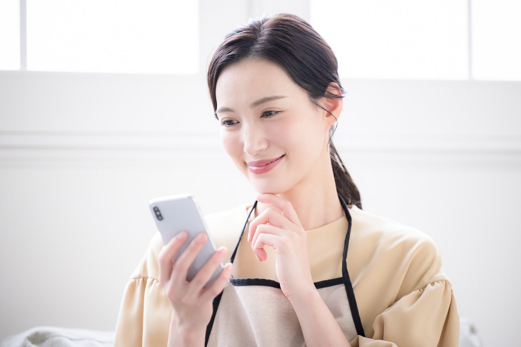 スマホを見る主婦