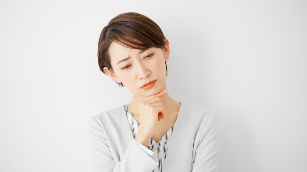 考える女性