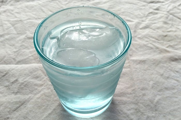 水と一緒にコップに入れたところ