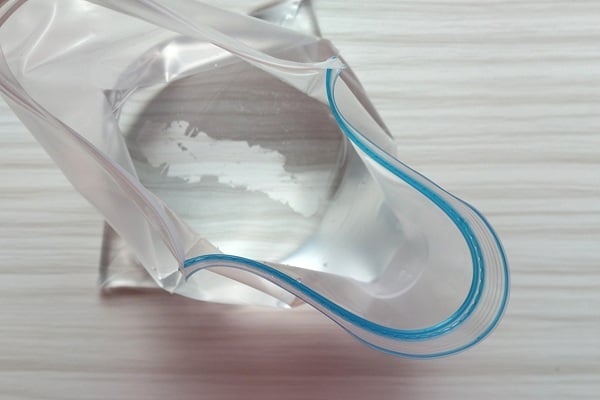 袋に水を注いだところ