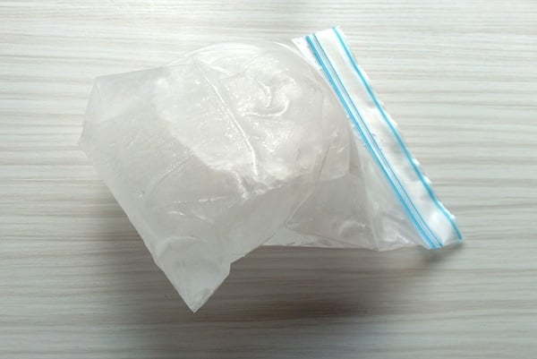 「チャック付き食品保存袋」があれば狭いスペースでも氷が作れる！