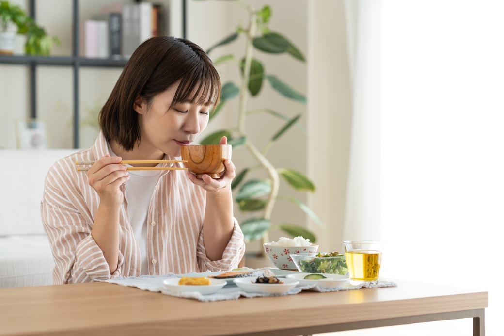 朝食を食べる女性