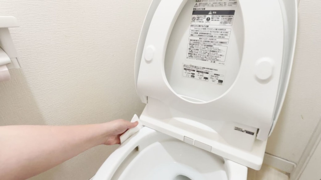 便器のフチを拭く