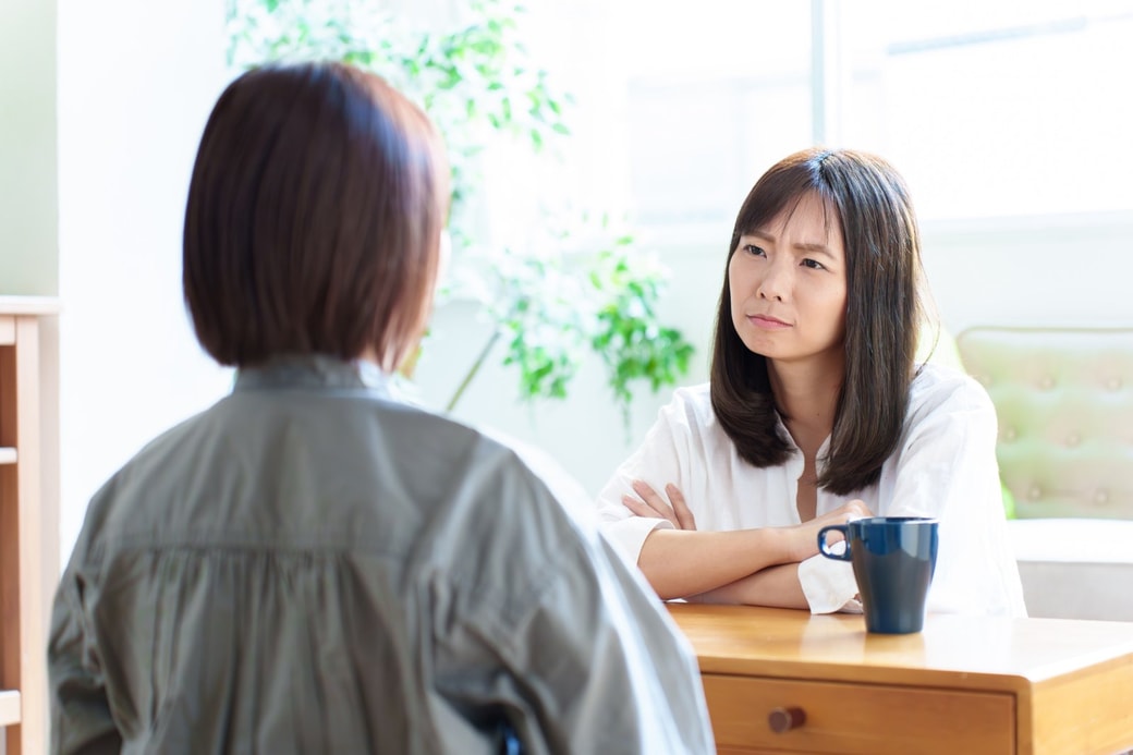 嫌味を言われる女性