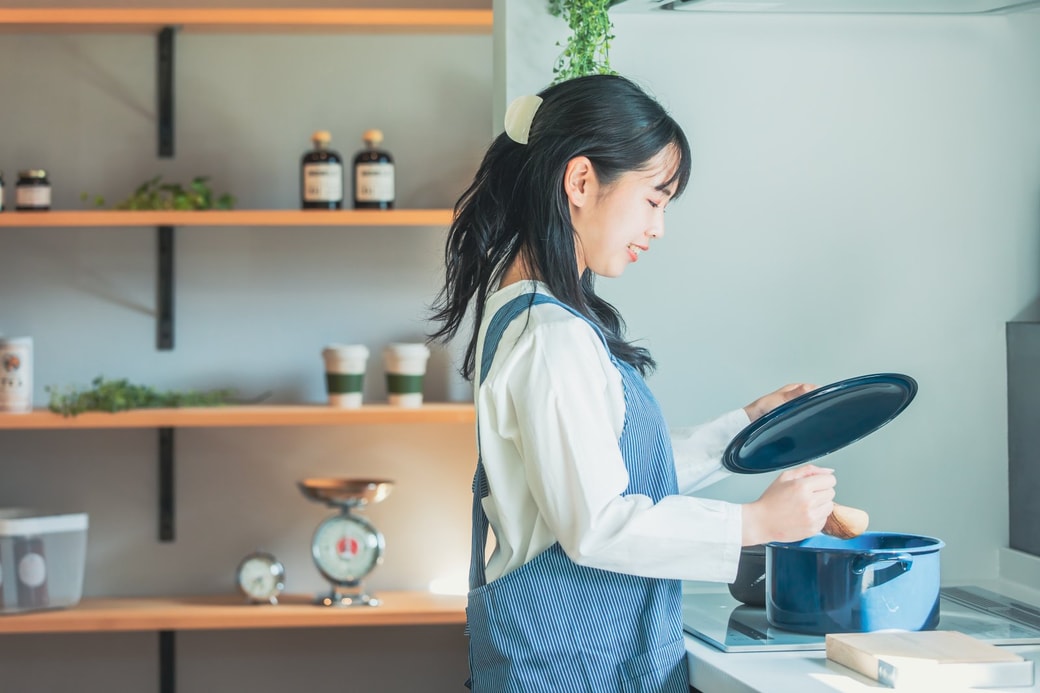 料理する女性