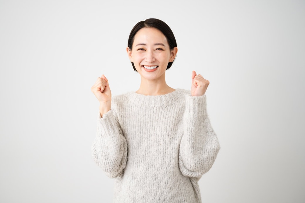 ガッツポーズをする女性