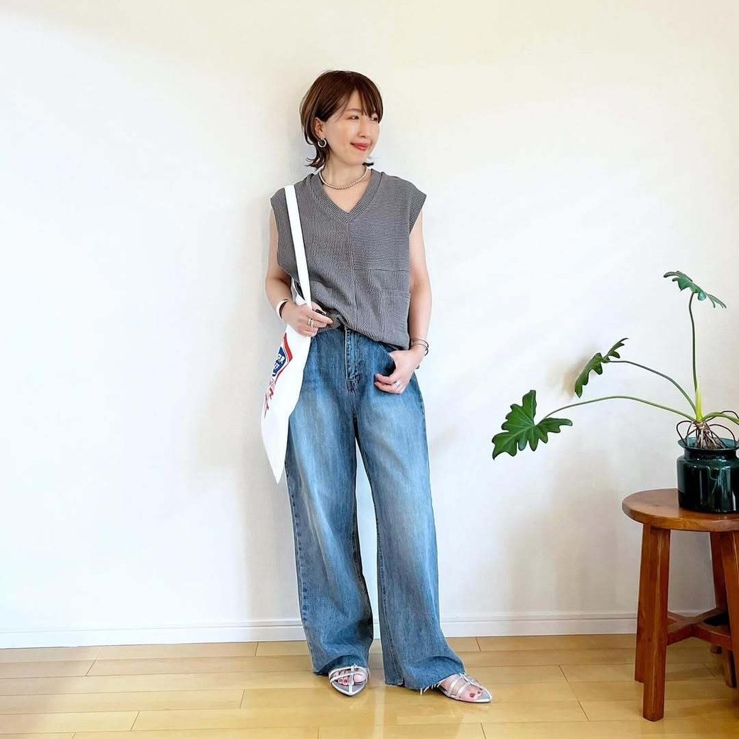 カジュアルなのに上品に見えるのは色のバランスのおかげ。