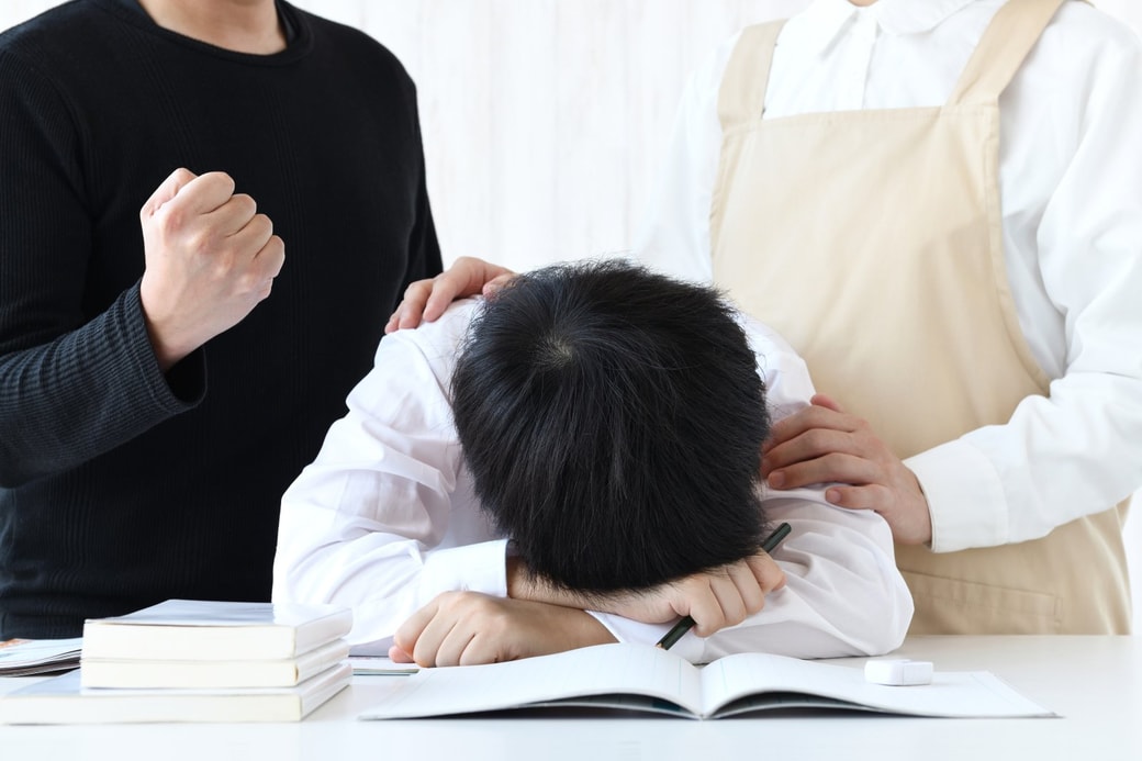 子どもを慰める親
