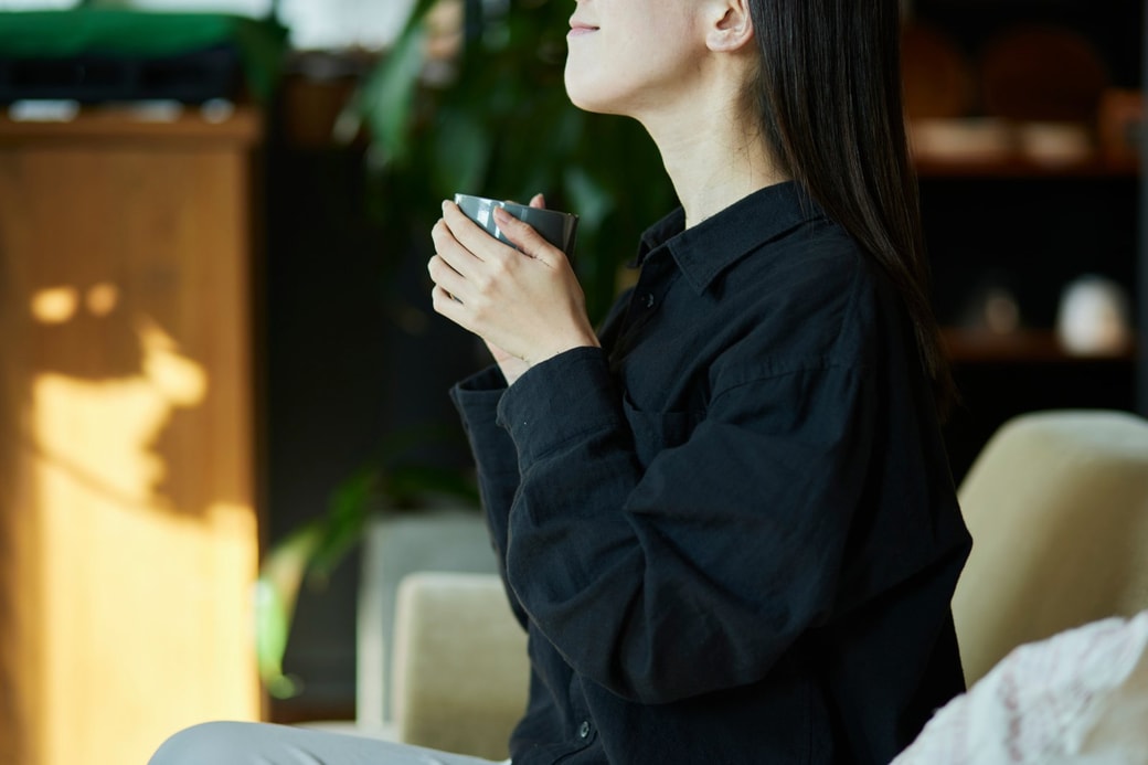 考える女性