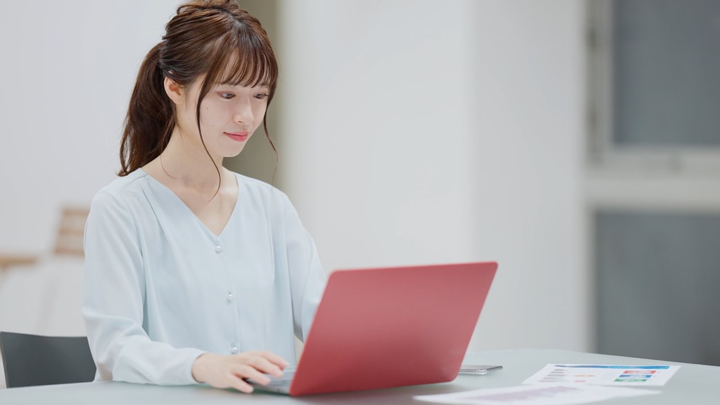 PC作業をする女性