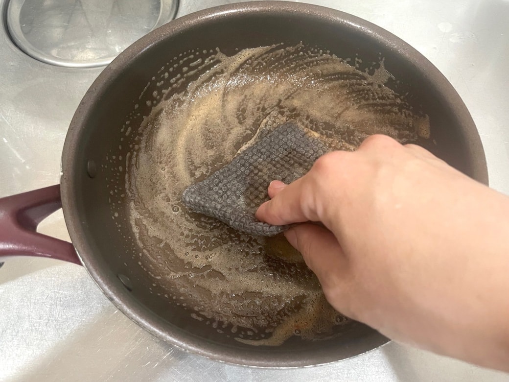 フライパン洗いに