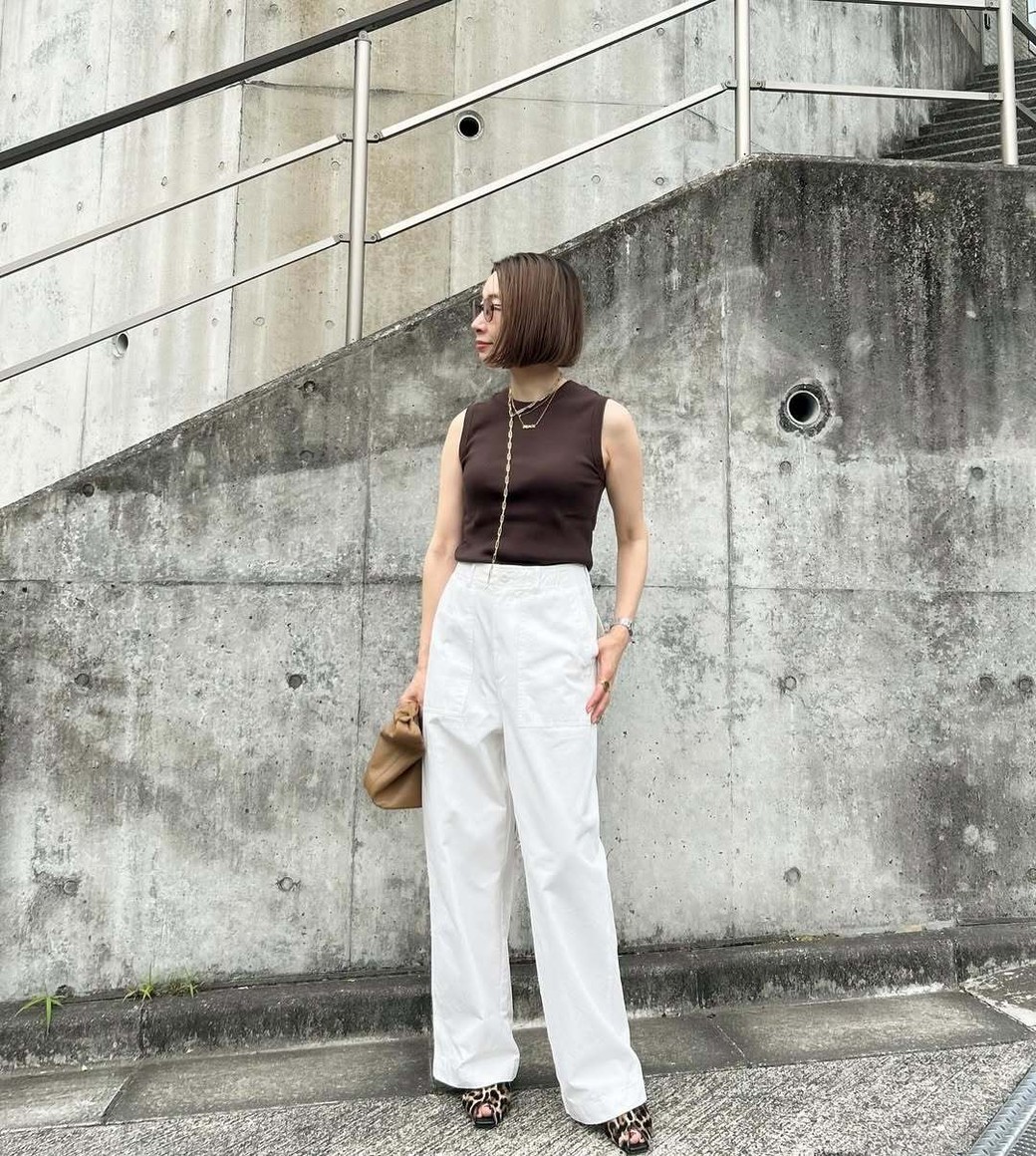 ブラウン×白は、夏の大人コーデに間違いない組み合わせ。