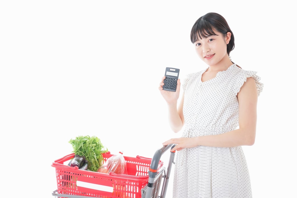 買い物する主婦