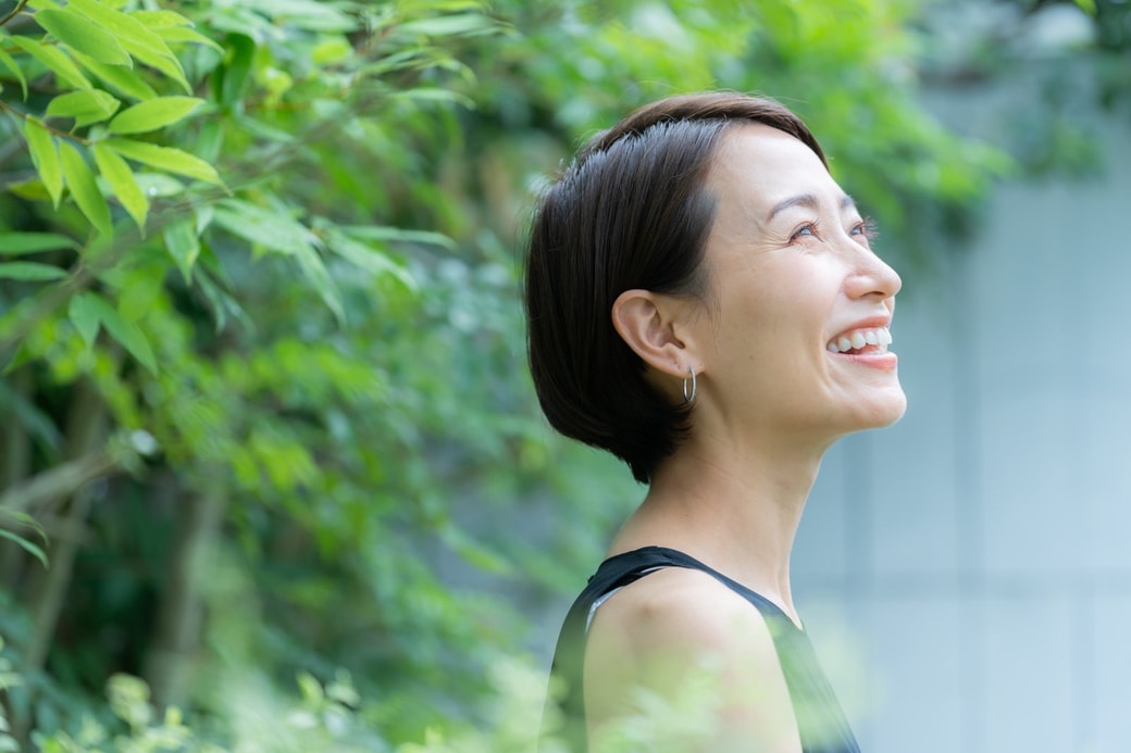 自然の中で笑顔の女性