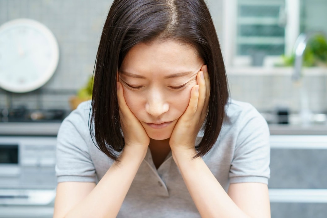 悩む女性