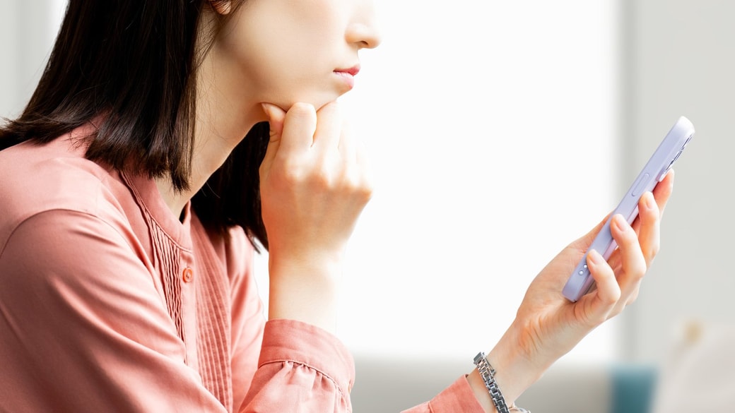 スマホを見る女性