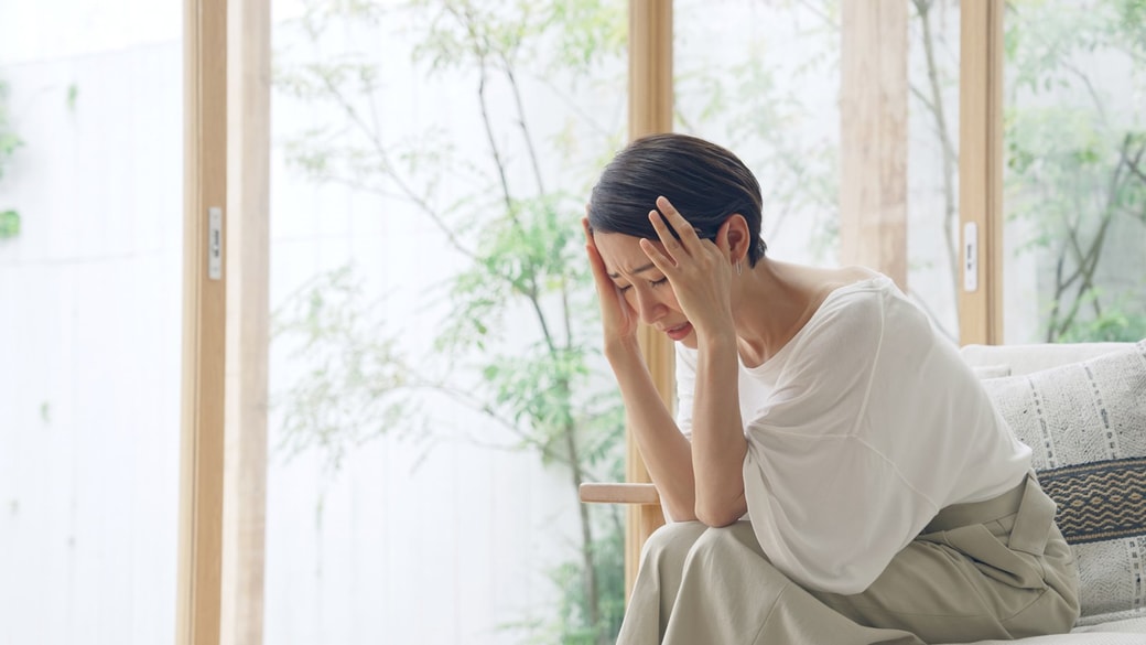 悩む女性