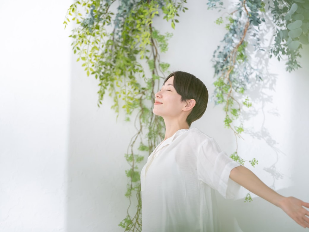 深呼吸する女性
