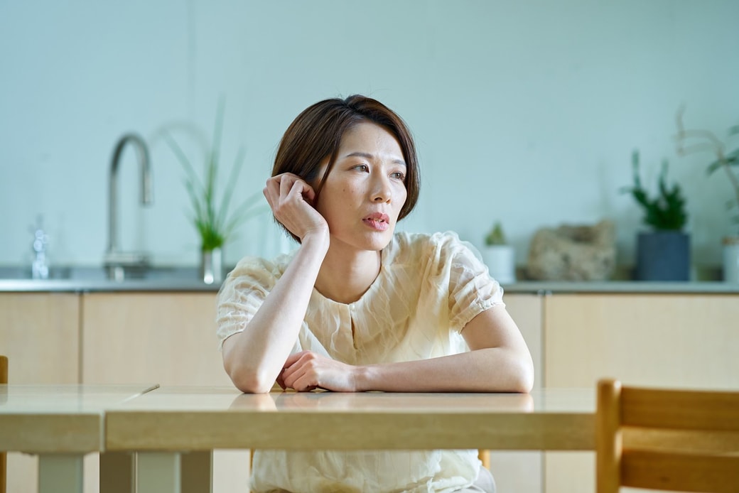 悩む女性