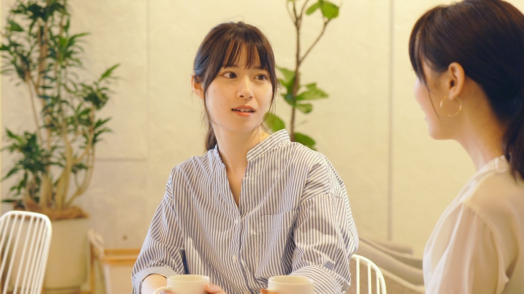 友人と話す女性