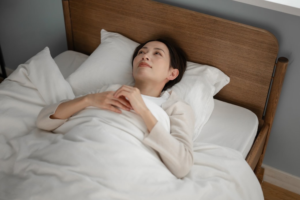 寝ながら呼吸する女性