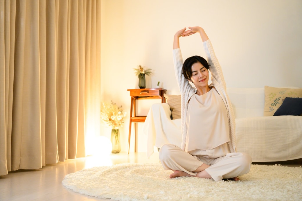 ストレッチする女性