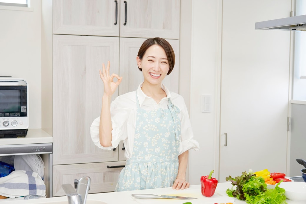 キッチンに立つ笑顔の女性